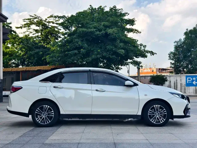 Venucia D60 EV — Фото автомобиля 7