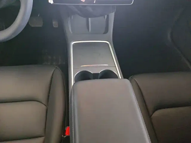 Tesla Model 3 — Фото автомобиля 13