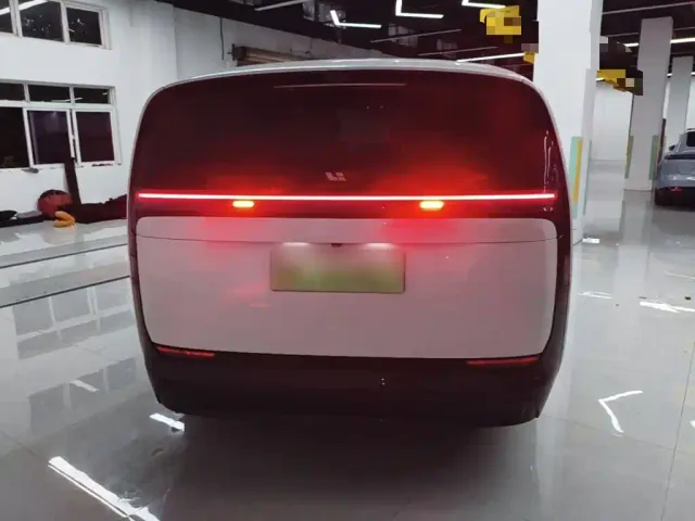 Li Auto MEGA — Фото автомобиля 3