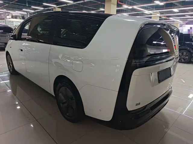Li Auto MEGA — Фото автомобиля 4