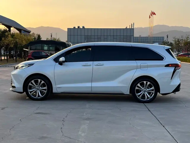 Toyota Sienna — Фото автомобиля 19