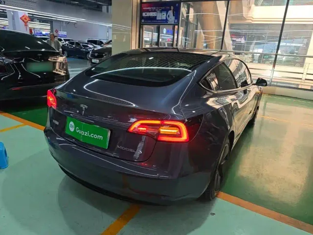 Tesla Model 3 — Фото автомобиля 6