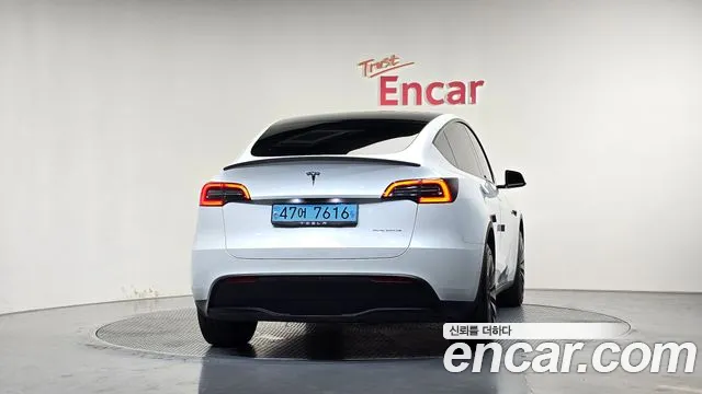 Tesla Model Y — Фото автомобиля 4
