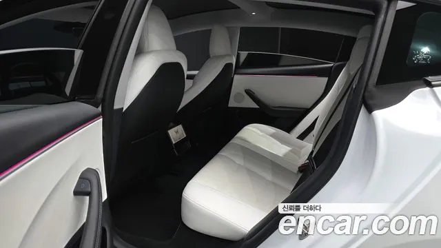 Tesla Model 3 — Фото автомобиля 12