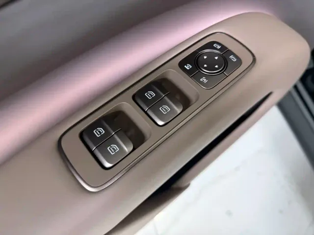 Li Auto i8 — Фото автомобиля 9