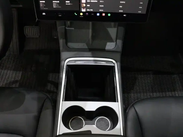 Tesla Model Y — Фото автомобиля 10