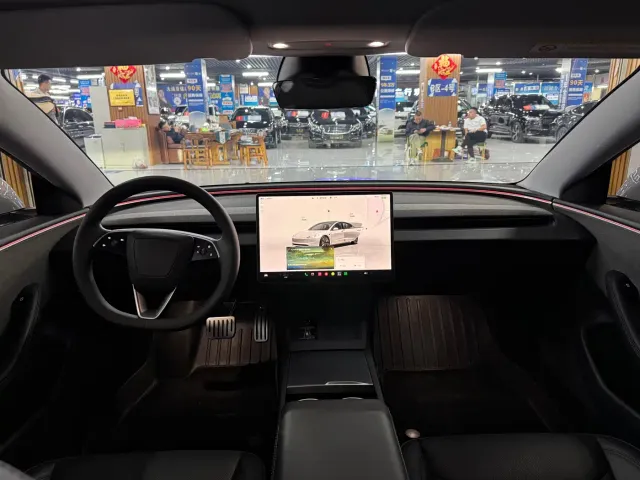 Tesla Model 3 — Фото автомобиля 6