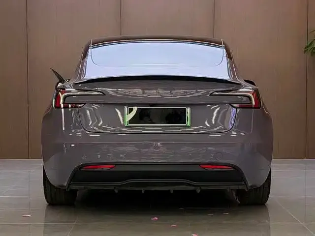 Tesla Model 3 — Фото автомобиля 5