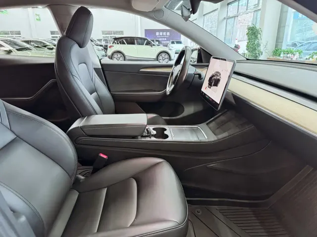 Tesla Model Y — Фото автомобиля 17