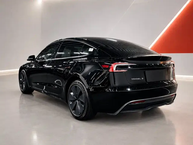 Tesla Model 3 — Фото автомобиля 4
