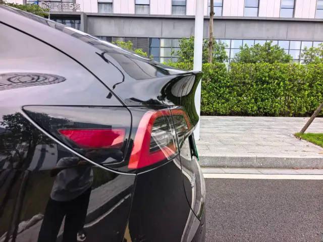 Tesla Model Y — Фото автомобиля 19