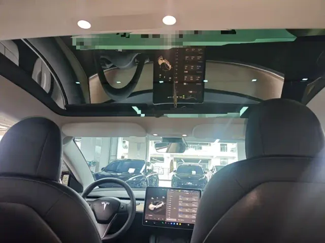 Tesla Model 3 — Фото автомобиля 17