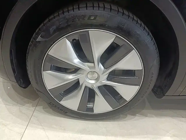 Tesla Model Y — Фото автомобиля 22