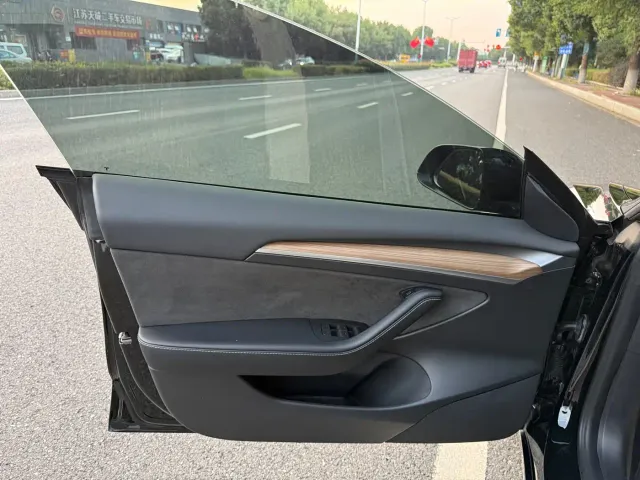 Tesla Model 3 — Фото автомобиля 9