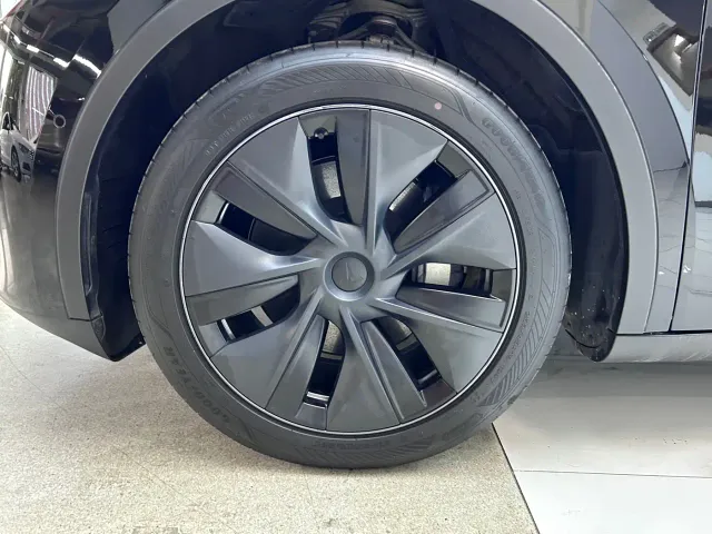 Tesla Model Y — Фото автомобиля 29