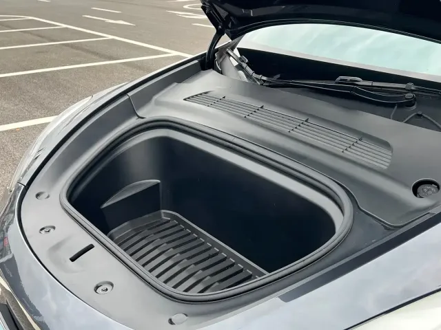 Tesla Model Y — Фото автомобиля 14