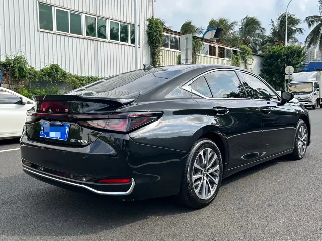 Lexus ES — Фото автомобиля 9
