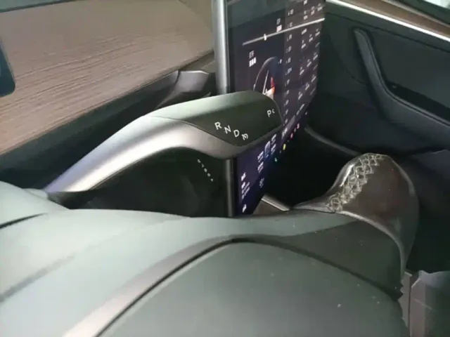 Tesla Model Y — Фото автомобиля 9