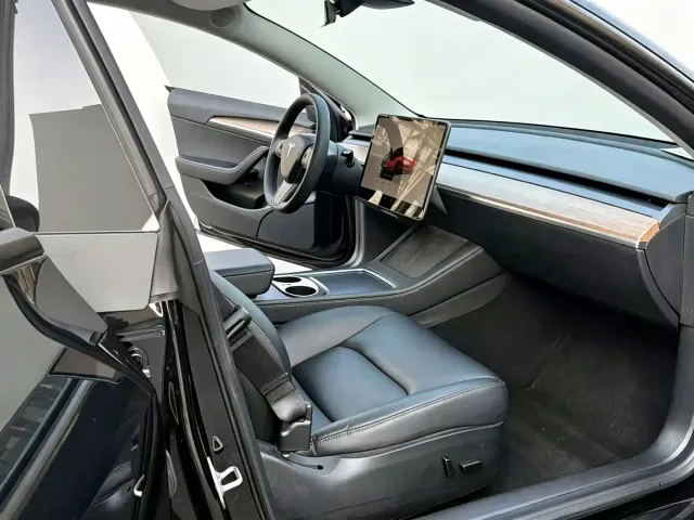 Tesla Model 3 — Фото автомобиля 4