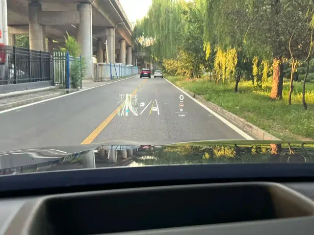 Li Auto L8 — Фото автомобиля 15