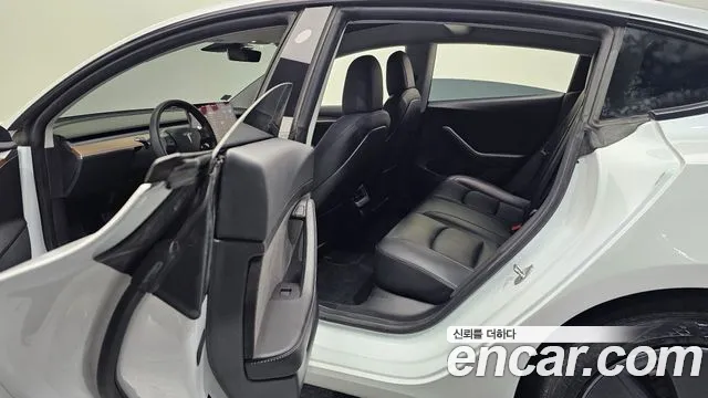 Tesla Model 3 — Фото автомобиля 10
