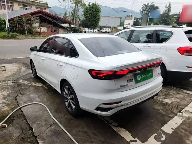 Geely Emgrand — Фото автомобиля 4