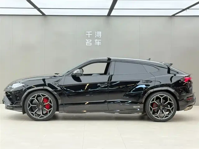 Lamborghini Urus — Фото автомобиля 3