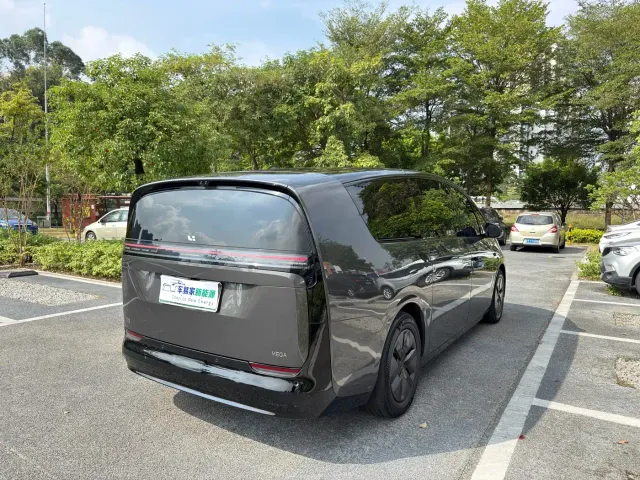 Li Auto MEGA — Фото автомобиля 6