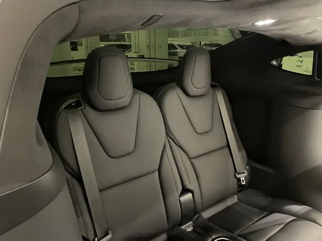 Tesla Model X — Фото автомобиля 11