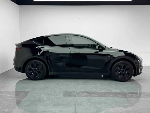 Tesla Model Y — Фото автомобиля 19