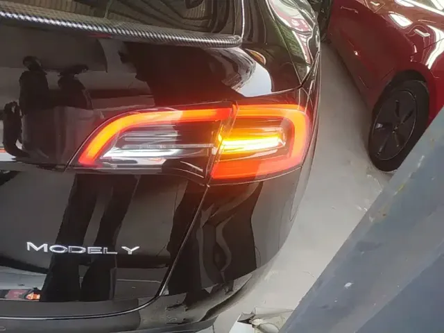 Tesla Model Y — Фото автомобиля 7