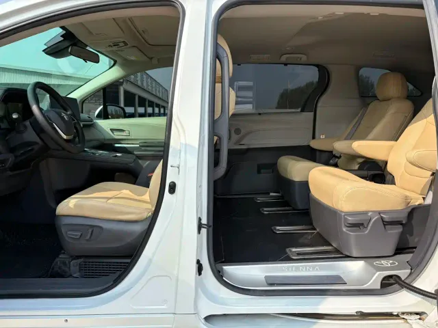 Toyota Sienna — Фото автомобиля 9