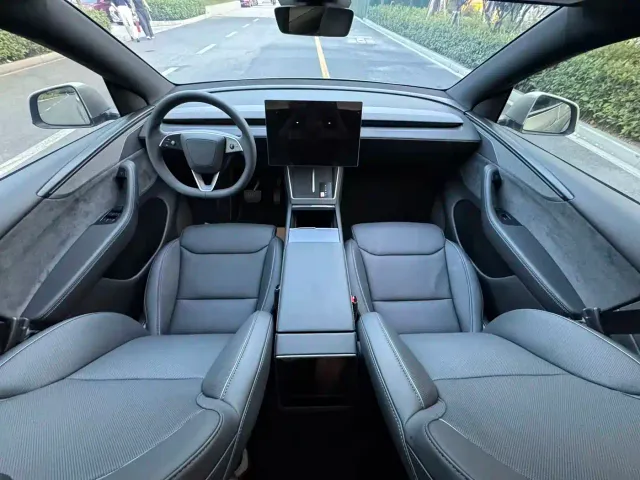 Tesla Model Y L — Фото автомобиля 10