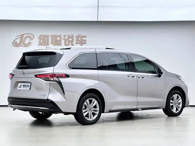 Toyota Sienna — Фото автомобиля 6