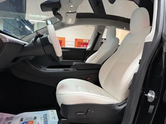 Tesla Model Y — Фото автомобиля 11