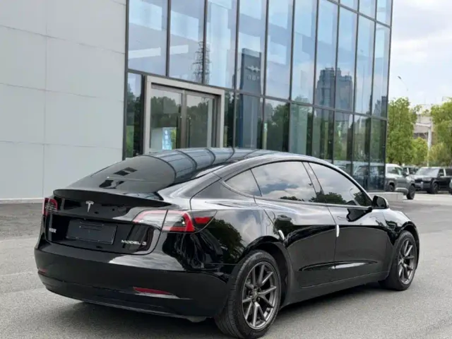Tesla Model 3 — Фото автомобиля 9