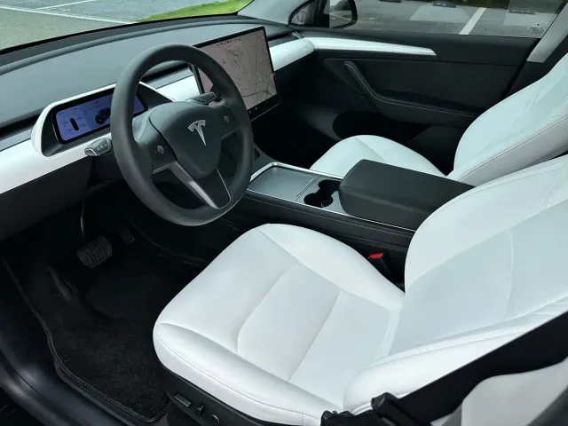 Tesla Model Y — Фото автомобиля 8