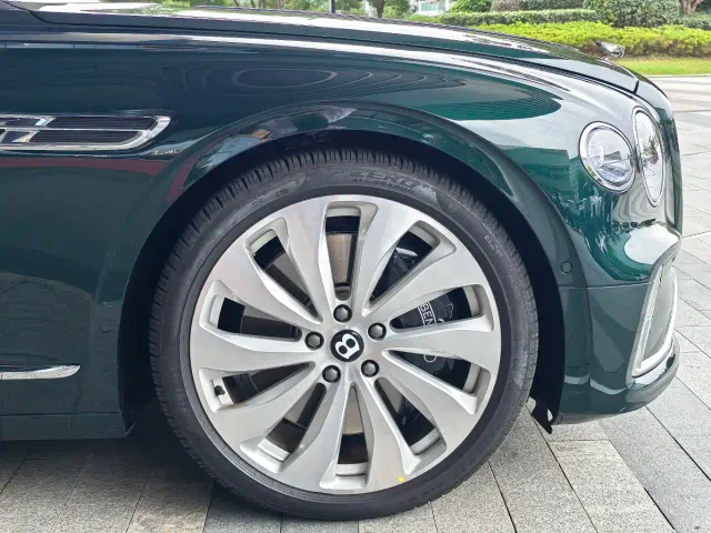 Bentley Flying Spur — Фото автомобиля 8