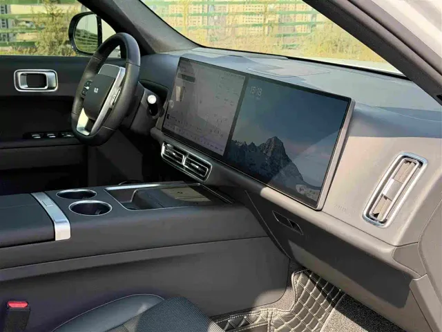 Li Auto L7 — Фото автомобиля 12