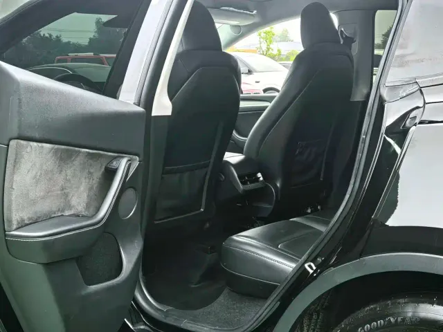 Tesla Model Y — Фото автомобиля 5