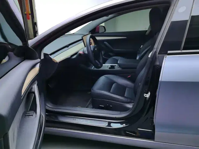 Tesla Model 3 — Фото автомобиля 9