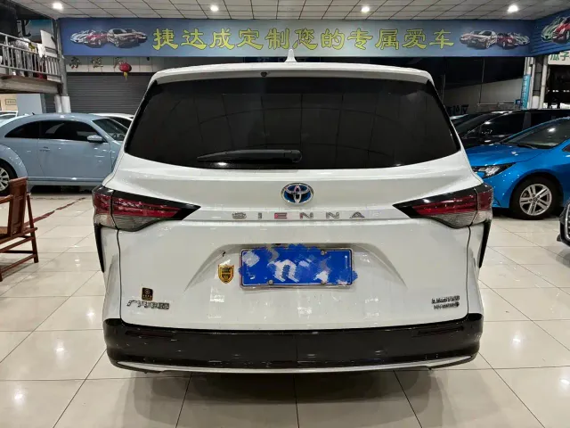 Toyota Sienna — Фото автомобиля 9
