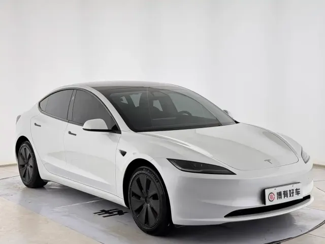 Tesla Model 3 — Фото автомобиля 3