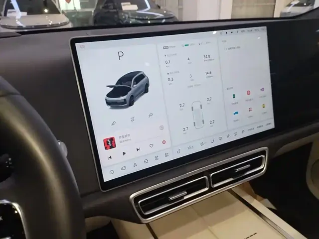 Li Auto L8 — Фото автомобиля 12