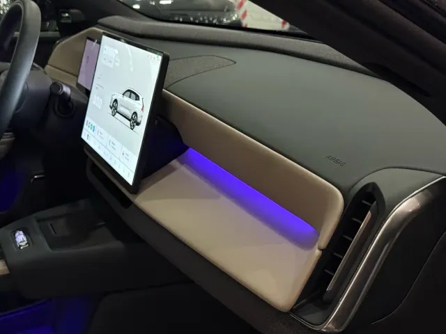 Volvo XC70 Plug-in Hybrid — Фото автомобиля 15