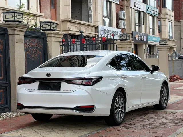 Lexus ES — Фото автомобиля 7