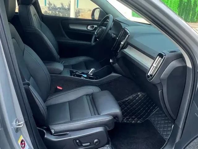 Volvo XC40 — Фото автомобиля 4