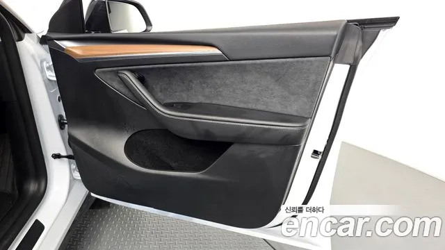 Tesla Model Y — Фото автомобиля 13