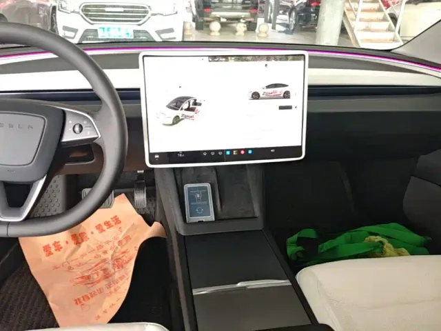 Tesla Model 3 — Фото автомобиля 12