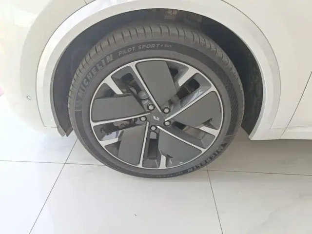 Li Auto L8 — Фото автомобиля 22